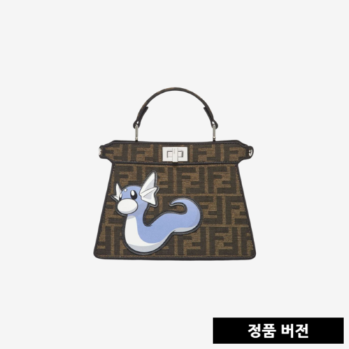 [正品버전] 펜디 피카부 I SEE U 쁘띠 펜디 x 프라그먼트 x 포켓몬 브라운 FF 패브릭 백 [매장-650만원대]
