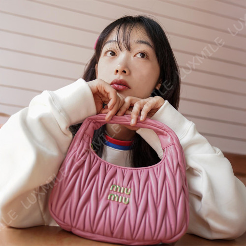 미우미우 완더 마테라쎄 나파 가죽 호보 백 스몰 핑크 5BC125_N88_F0638_V_OOY