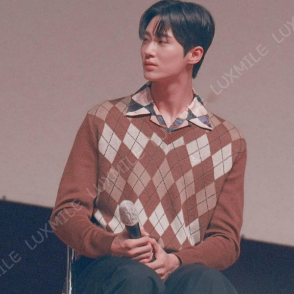 프라다 아가일 패턴 니트 브라운